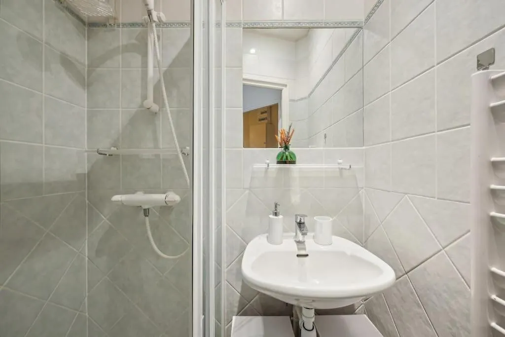 Beautiful Flat Heart Of Xiveme Apartment Paris France